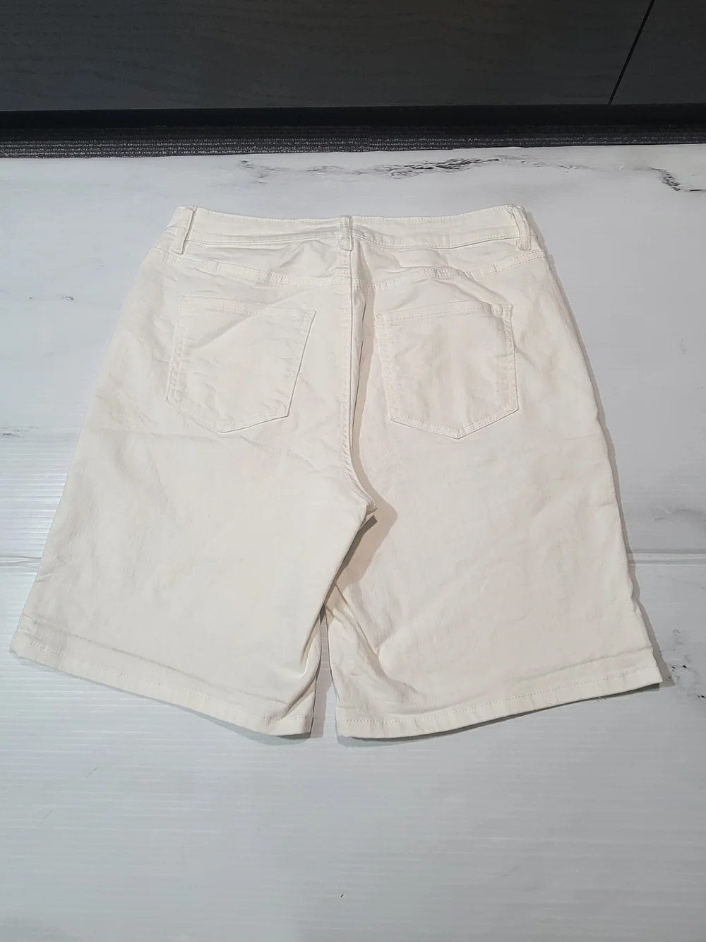 Croft & Barrow Womens Size 12 White Stretch Denim Bermuda Shorts 5 Pocket Classi